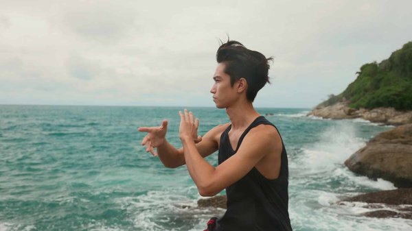 Peut-on perdre du poids en intégrant des mouvements de Qigong dans sa routine ?